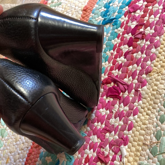 Tory Burch Sally peep toe pebbled leather wedge heels. Gold emblem. - Picture 8 of 8